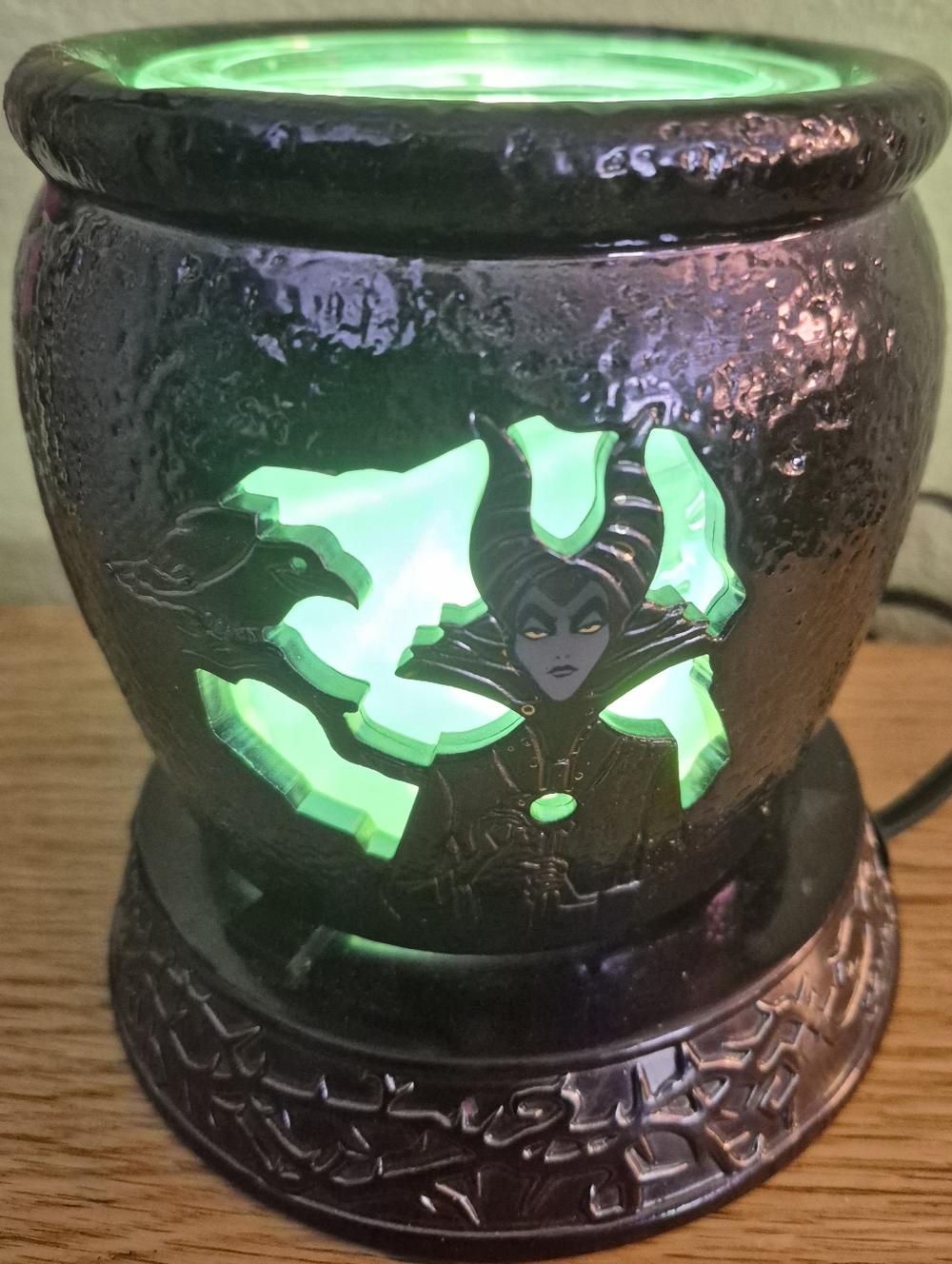 Scentsy Disney Villains Electric Wax Warmer W/ Evil Queen Maleficent & Ursula - Picture 5 of 6